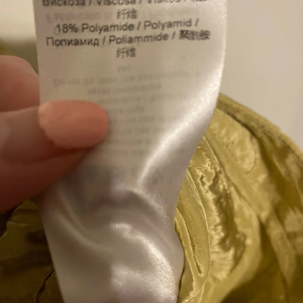 GANNI $595
Crinkled satin tapered pants dusty yellow size 36 size 0 - Picture 11 of 12